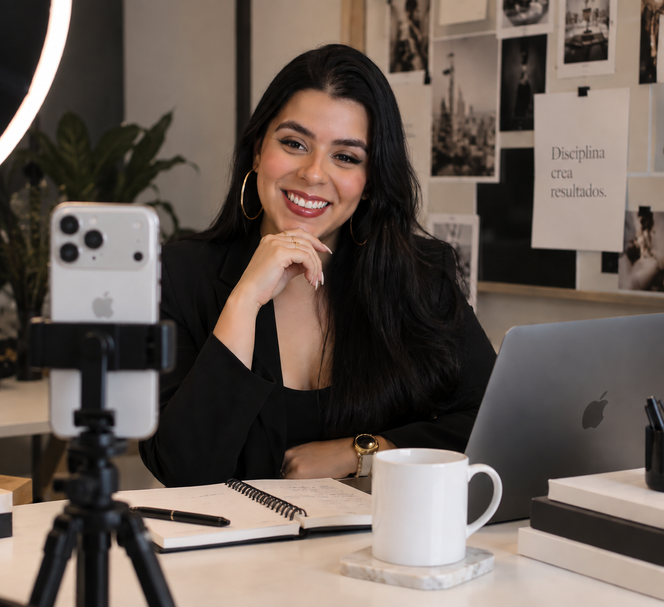 Madelaine Fajardo grabando contenido en su estudio